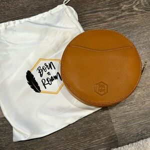 Circle clutch that can be used with your own belt